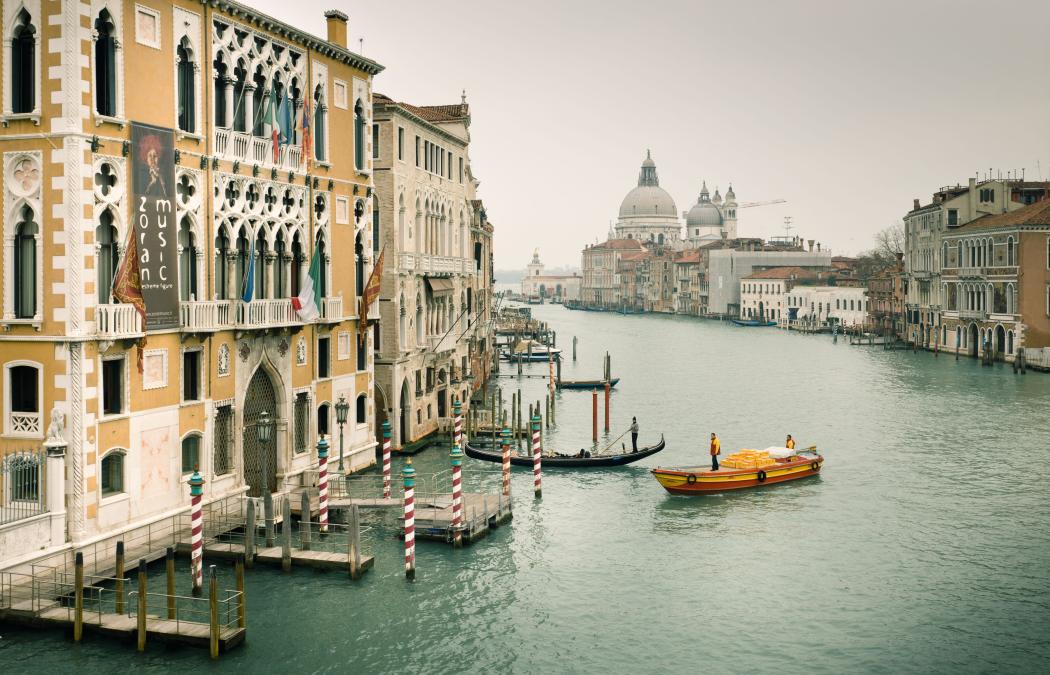 DHL Group ist in über 220 Ländern und Territorien weltweit tätig. Im Bild eine DHL-Gondel bei der Auslieferung im italienischen Venedig. Foto: DHL Group