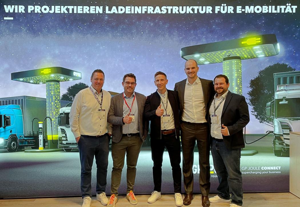 (v.li.) Mario Wellmann (Head of Sales bei Spirii), Tim Görts (Director General Mobility DACH &amp;amp; CEE bei UTA Edenred), Torben Jöns (Prokurist GP Joule Connect), Dr. Carl Phillip Tüllmann-de Lima und Phillip Elwin (beide GP Joule Connect) freuen sich über die Zusammenarbeit. (Foto: GP Joule 