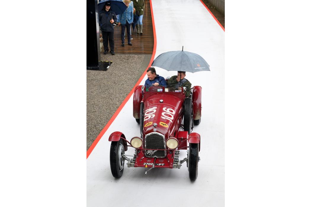 Wenn man mit Schirm bei strömendem Regen Pretiosen ausführt und der Hof voller Bewundernder ist, dann ist die Veranstaltung ein Erfolg. | Foto: Tim Scott