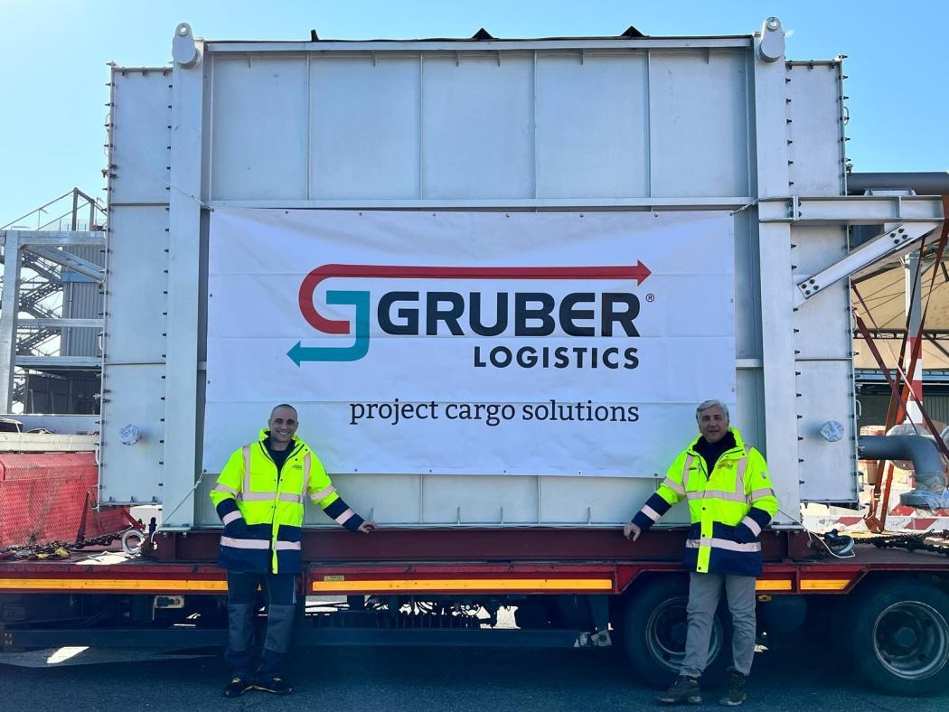 Christian Randazzo, Spezialist für die Projektleitung, und Domenico Longano, Leiter der Projektabteilung, haben sich über das abgeschlossene Projekt gefreut. Foto: Gruber Logistics