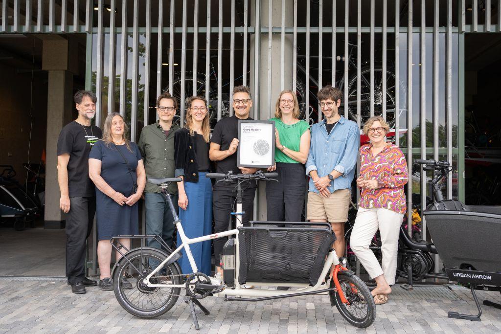 Ausgezeichnet nachhaltige Quartiersmobilität: Thorsten Liebold, Gründer und Initiator des Grünen Weilers, Manuela Liebold, Gründerin und Initatorin des GW, Vorständin der Genossenschaft, Ruben Grimm, Vorstand der Genossenschaft, Nicole de Vries, Vorständin der Genossenschaft, Christian Scheler, Good Mobility Council, Cäcilia Stockmann, AG Mobilität der Genossenschaft, Felix Austen, AG Mobilität der Genossenschaft, Sabine Kittel, Vorständin der Genossenschaft. | Foto: Good Mobility Council 