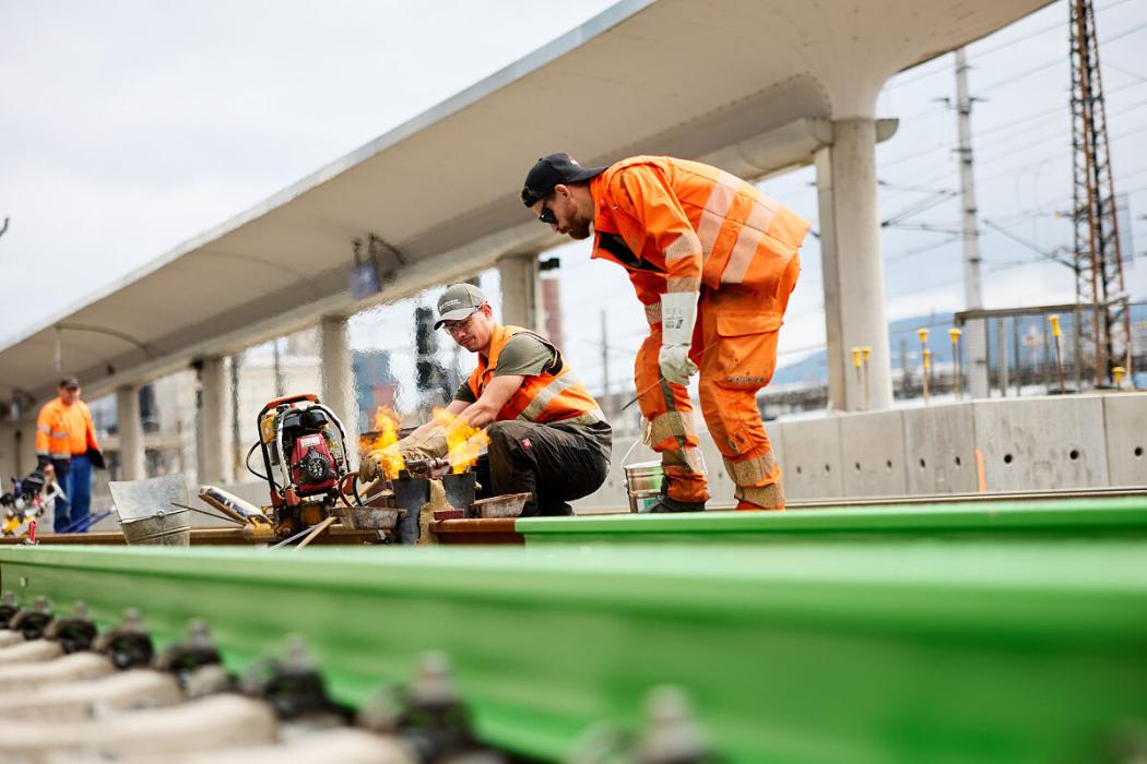 Verlegung der grünen Schiene - statt auf Kohle soll bei der Herstellung grüner Wasserstoff verwendet werden. (Foto: ÖBB / Andreas Scheiblecker) 