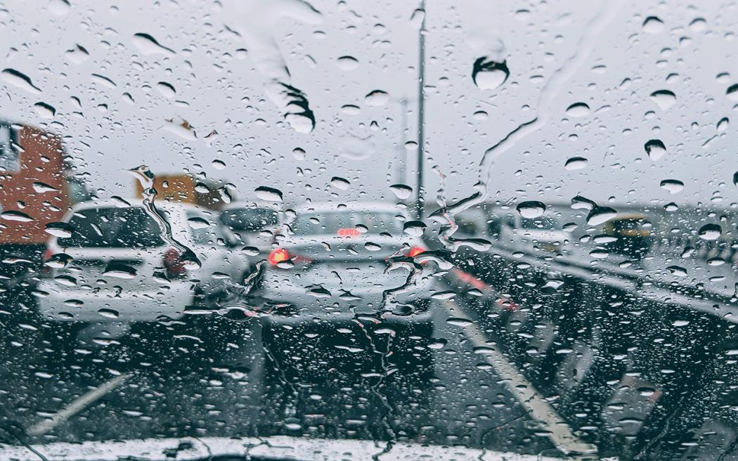 Plötzliche starke Regenfälle können jeden Fahrzeugfahrer treffen: Diese sollten dann anhalten und überflutete Fahrbahnen vermeiden. Ansonsten drohe unter anderem ein Schaden am Motor und der Elektronik. Foto: GTÜ