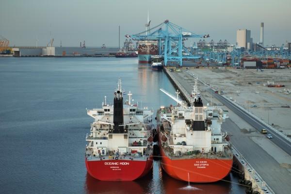 Im Hafen von Rotterdam ist ein Ammoniakbunker-Pilotprojekt gestartet. Foto: Port of Rotterdam/Bob van Bruggen