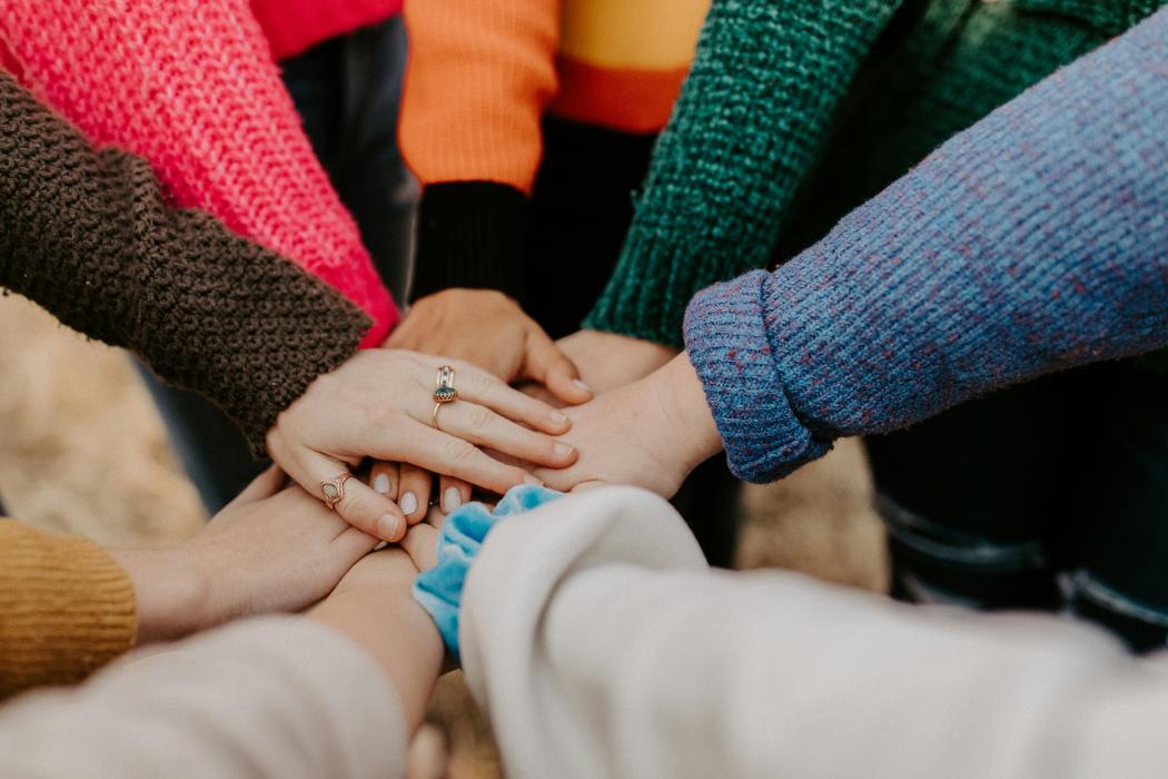 Jugendliche setzen ein Zeichen für Zusammenhalt und Verantwortung – das Schulprojekt „Bus-Engel“ fördert seit 20 Jahren soziales Miteinander im öffentlichen Nahverkehr. | Foto: Hannah Busing via Unsplash