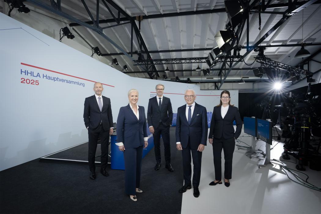 Vorstand und Aufsichtsratsvorsitzender der HHLA auf der Hauptversammlung 2025 (v.l.n.r.: Vorstandsmitglied Jens Hansen, Vorstandsvorsitzende Angela Titzrath, Vorstandsmitglied Torben Seebold, AR-Vorsitzender Prof. Dr. Rüdiger Grube, Vorstandsmitglied Annette Walter). (HHLA/Nele Martensen)