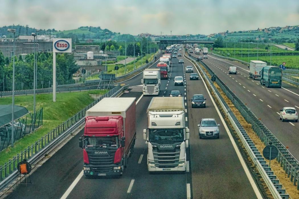 Wohin zum Parken? Oft seien Lkw-Fahrer gezwungen, an ungeeigneten Stellen zu halten, warnt Sven-Peter Rudolph, Vorsitzender des ACE. (Symbolbild: Pixabay)