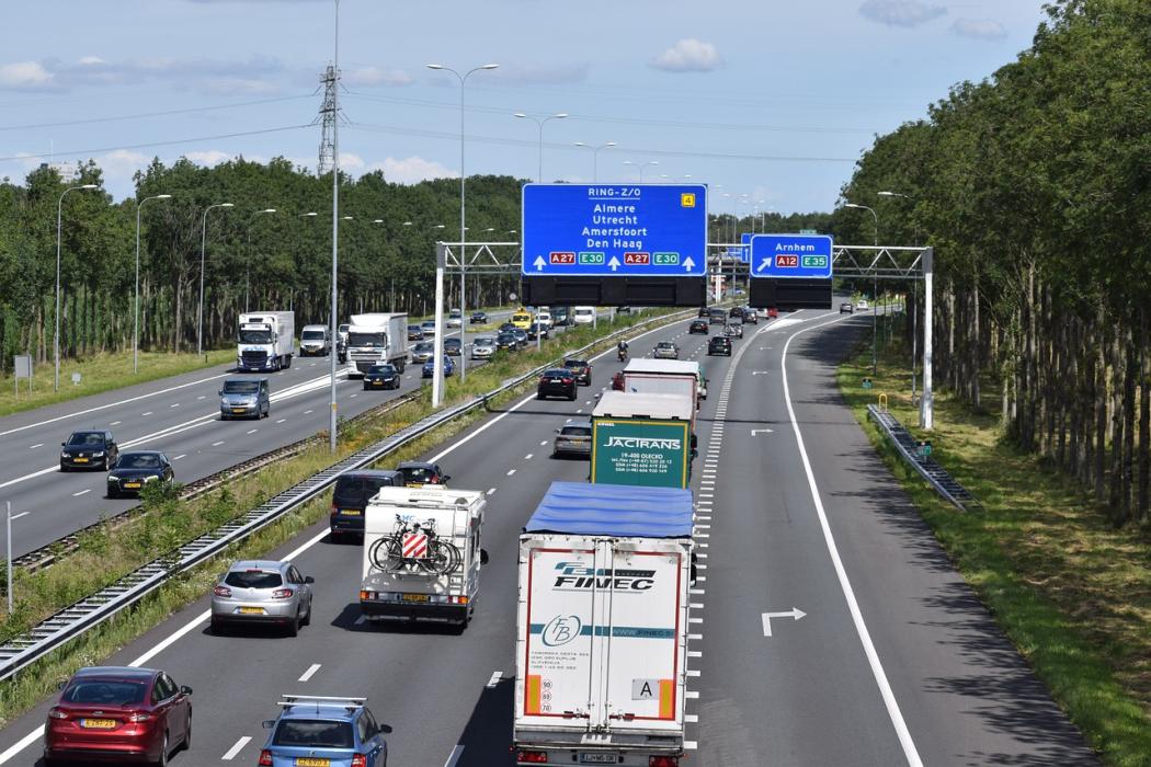 : Flottenbetreiber investieren in saubere Fahrzeuge. Doch laut IRU fehlt es an Förderinstrumenten und rechtlicher Planungssicherheit. (Foto: Pixabay)