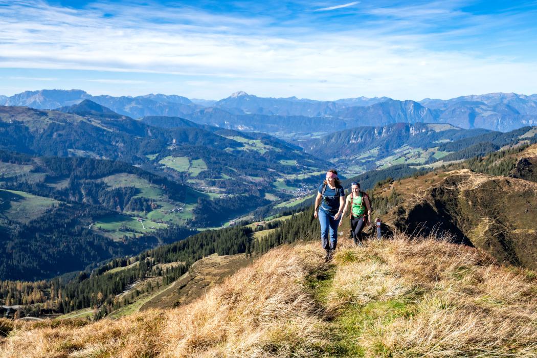 Weit wandern: auf dem Wildschönauer Höhenweg. (Foto: Wildschönau Tourismus/Dabernig)