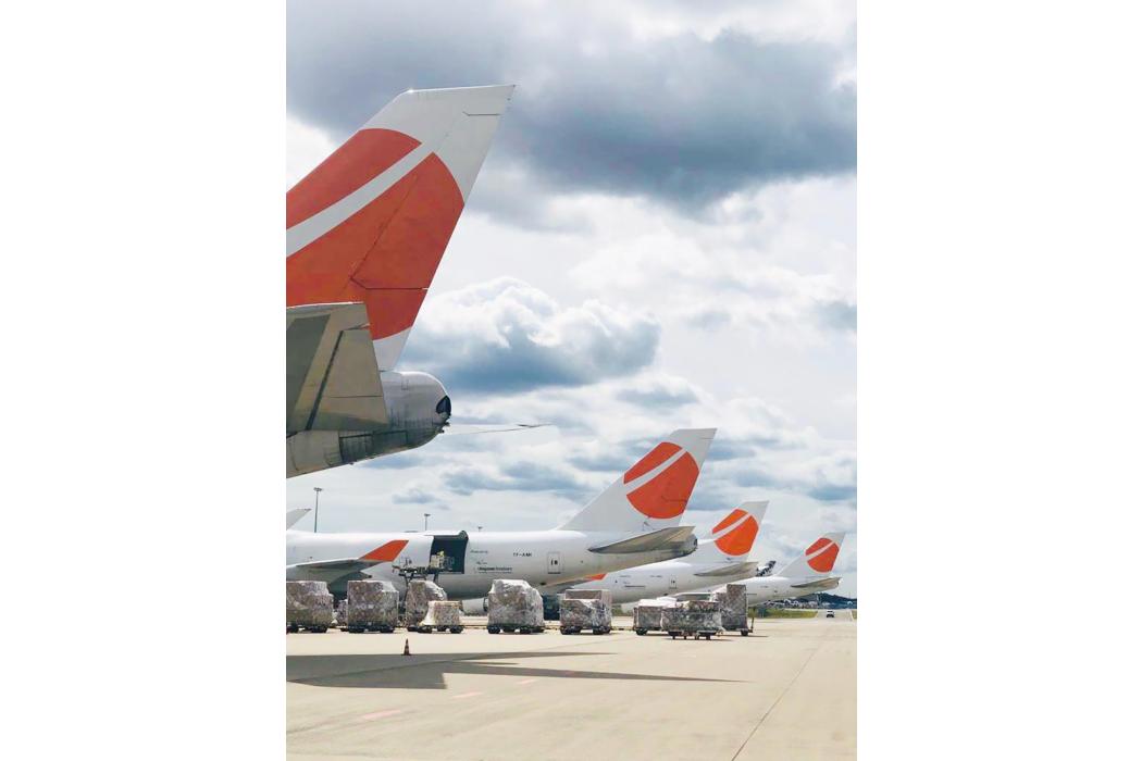 Bereit für den nächsten Umlauf: Magma-Frachter am Boden, Container für die Verladung stehen bereit. (Foto: Magma Aviation)