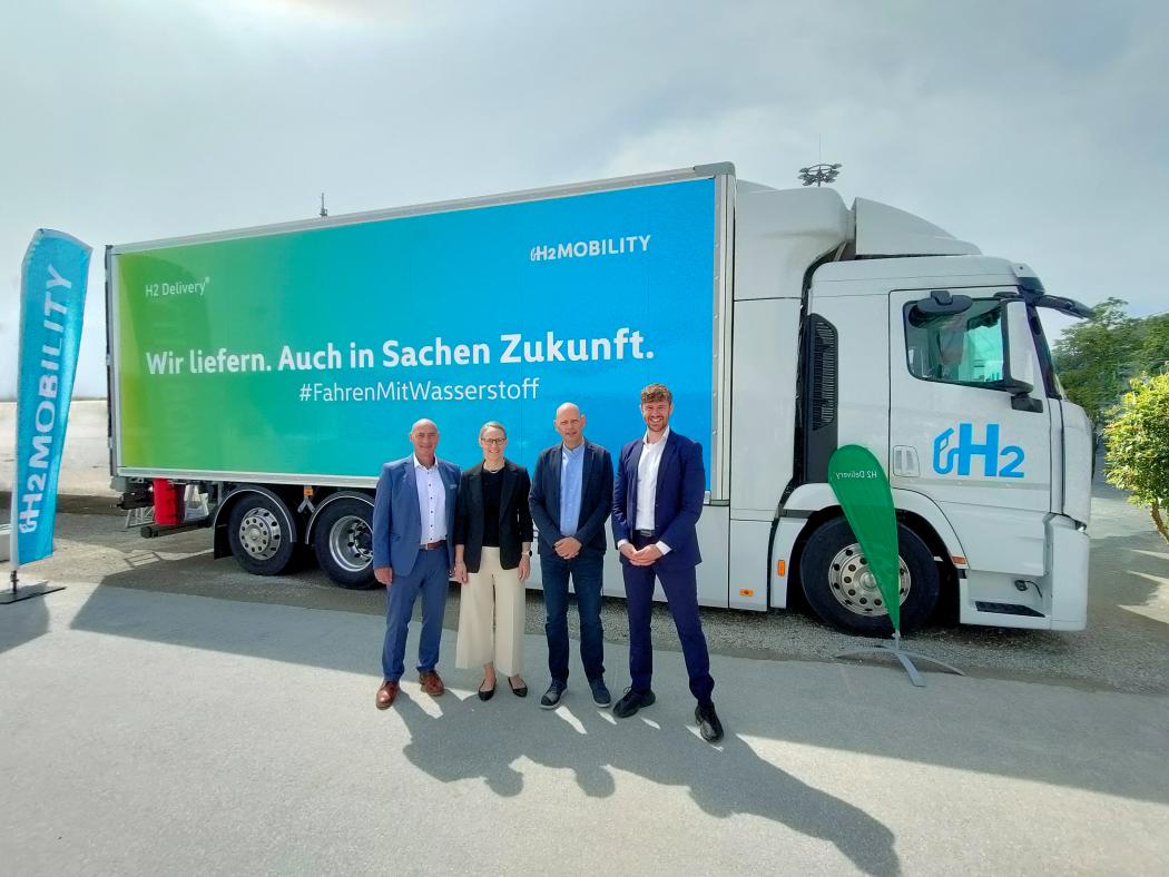 Im Bild (v.l.): Axel Remplewski (Managing Director Hoyer Global Gas Logistics), Anna Krüger (Head of Sales Global Gas Logistics der Hoyer Group), Frank Fronzke (Geschäftsführer und COO von H2 Mobility) und Eike Diercks (H2 Sourcing &amp;amp; Logistic Manager von H2 Mobility). Foto: Hoyer Group  