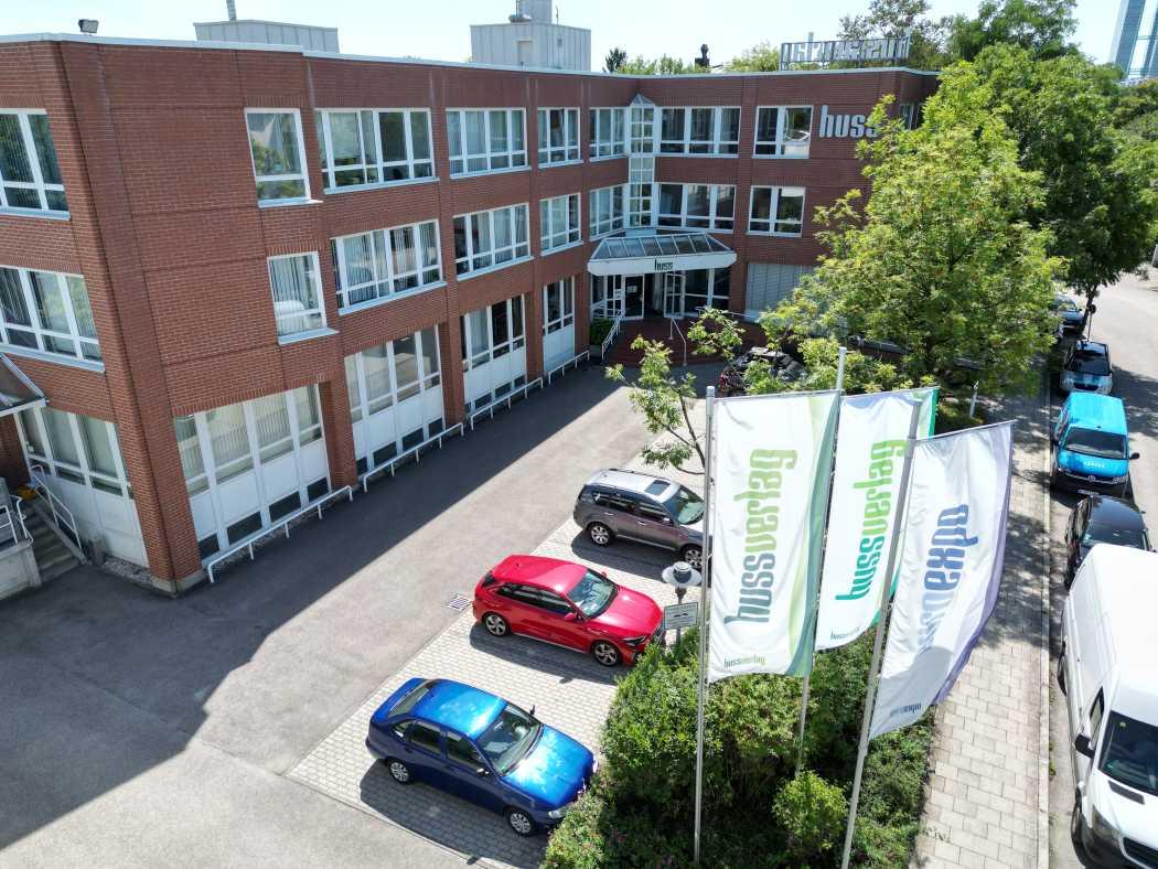 Aus kleinen Anfängen entstand ein prägendes B2B-Medienhaus: Seit 1975 begleitet der HUSS-VERLAG mit Fachmedien, Awards und Events die Transformation von Logistik, Transport und Mobilität. (Foto: HUSS-VERLAG)