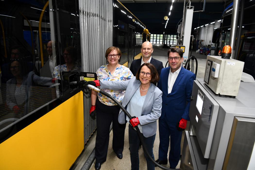 Gemeinsam für einen emissionsärmeren Nahverkehr: Sandra Schönherr (Betriebsleiterin das Stadtwerk.Mobilität), Gertrud Maltz-Schwarzfischer (Oberbürgermeisterin der Stadt Regensburg), Mathis Broelmann (Kaufmännischer Leiter das Stadtwerk.Regensburg), Manfred Koller (Geschäftsführer das Stadtwerk.Regensburg) (v. l. n. r.) beim symbolischen Betanken eines Busses mit dem neuen Biokraftstoff HVO100. | Foto: das Stadtwerk Regensburg GmbH