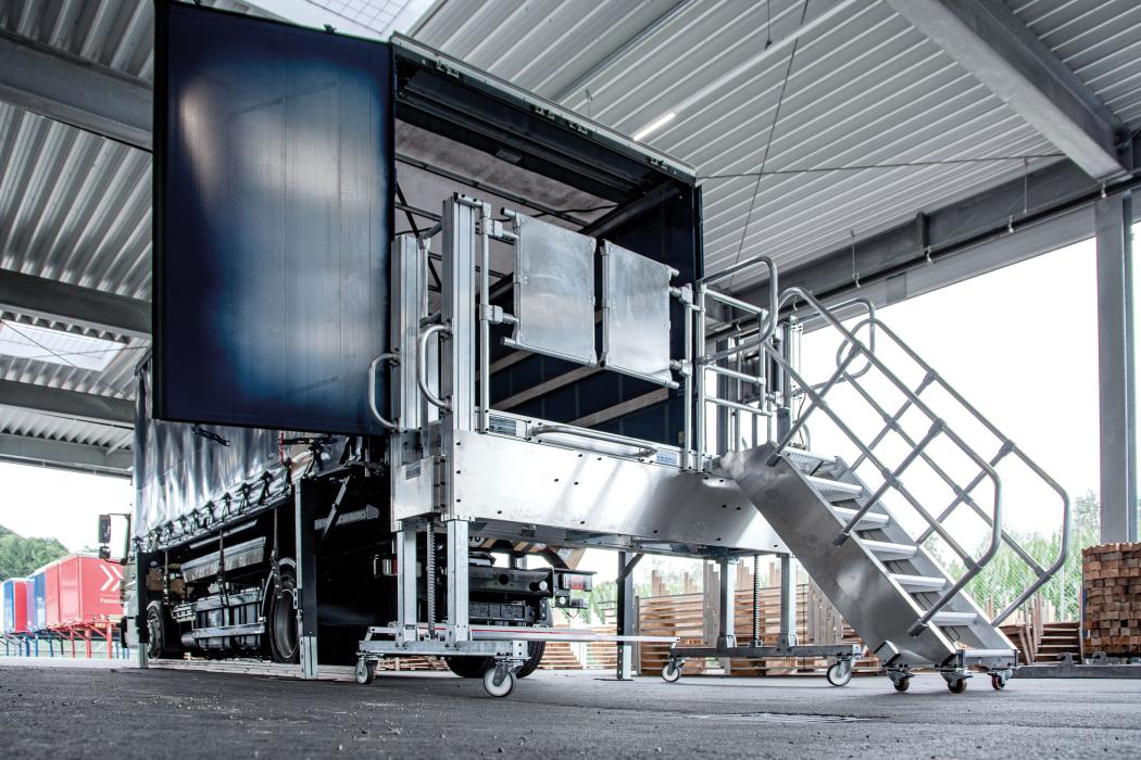Die Plattformtreppe ist mit einer integrierten Pendeltür ausgestattet, durch die Stapler Ladegut auf die Plattform bringen oder von dort abholen können sollen. (Foto: Krause-Werk GmbH &amp;amp; Co. KG)