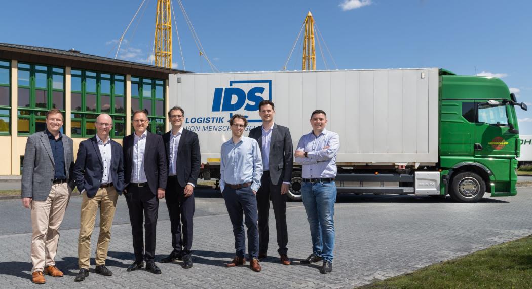 Vertragsunterzeichnung in Rheine (v. l. n. r.): Tim Bittner und Dr. Michael Bargl (beide Geschäftsführer IDS), Philipp, Benedikt, Johannes und Lukas Lohmöller (alle Geschäftsführer LSL Lohmöller) sowie Andreas Neudachin (Speditionsleiter LSL Lohmöller). (Foto: LSL Lohmöller) 
