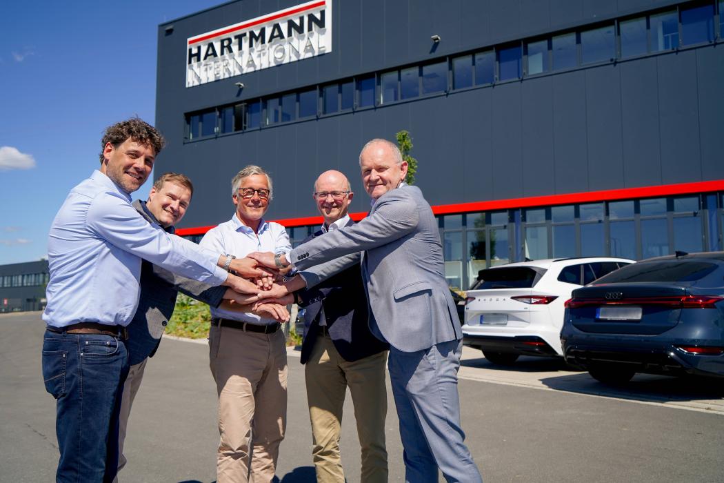 Freuen sich auf die Zusammenarbeit (v. l.): Christian Feld (Geschäftsführer Hartmann Ibbenbüren), Tim Bittner (Geschäftsführer IDS), Andreas Hartmann (Inhaber der Hartmann-Gruppe), Michael Bargl (Geschäftsführer IDS) und Dirk Materne (Hartmann, Bereichsleitung Systemverkehre Ibbenbüren). Foto: IDS
