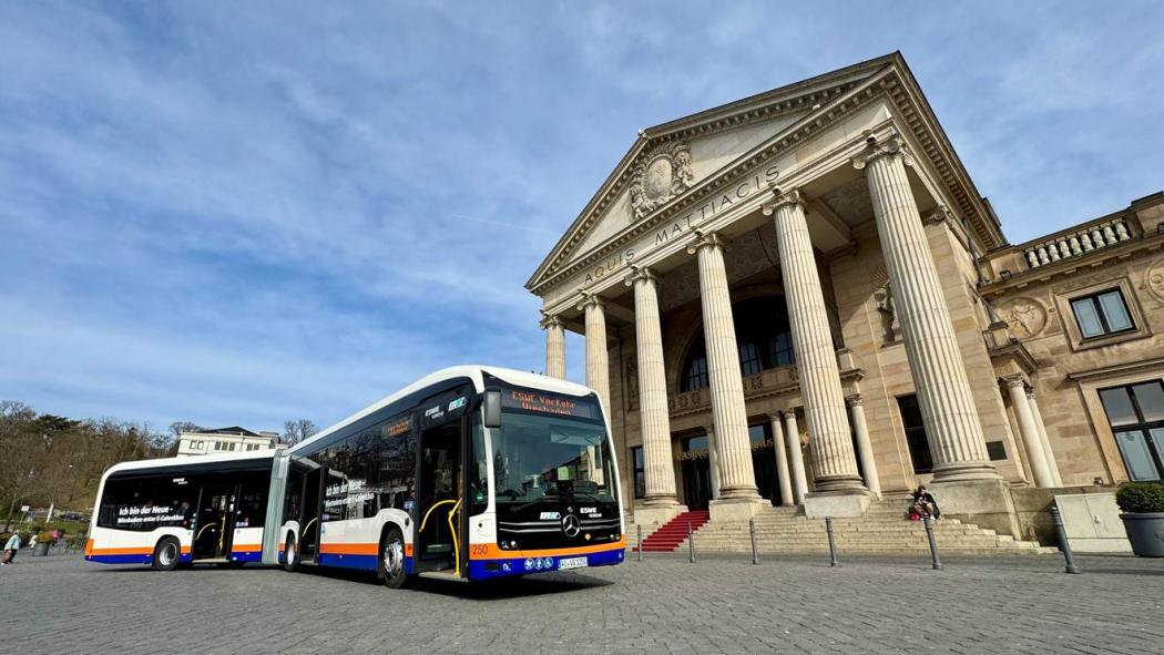 ESWE Verkehr stellt derzeit seinen ersten E-Gelenkbus in Betrieb. (Foto: ESWE Verkehr)