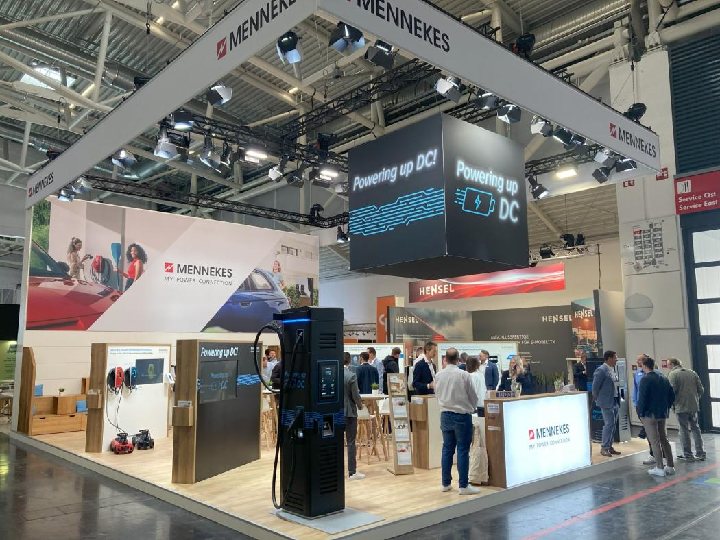 Symptomatisch der Mennekes-Stand: Vorn die neue DC-Säule, die man von Charge-V integrierte, dahinter das große AC-Angebot. | Foto: G. Soller