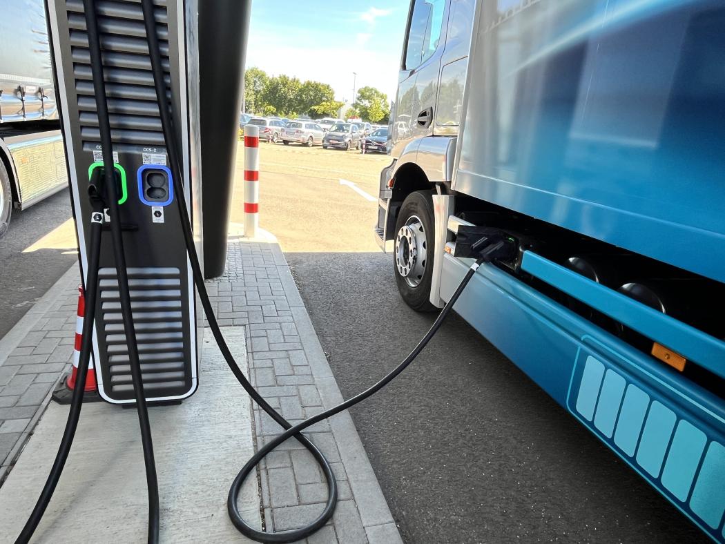 Elektrifizierung im Güterverkehr: Viele Logistikbetriebe investieren in strombasierte Technik – von E-Lkw bis Kühlinfrastruktur. (Foto: C. Harttmann)