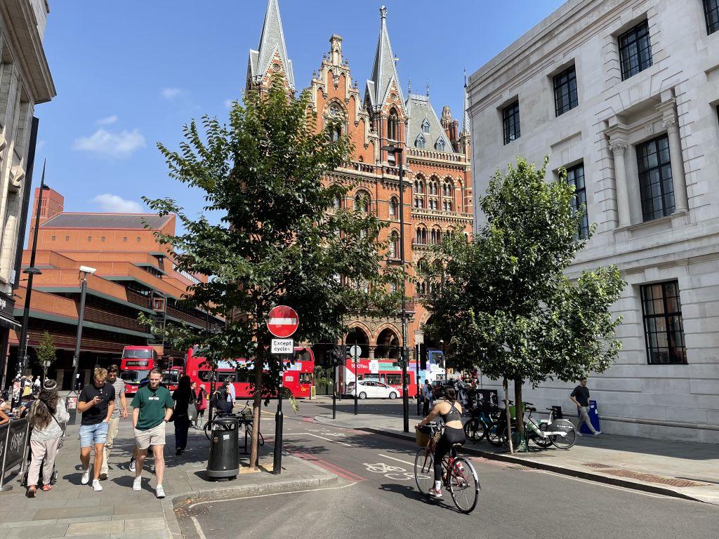 Durchfahrt erlaubt - für Bikes: Mit "modalen Filtern" ermöglicht die City of London Radlern die Passage, während Autos nicht mehr durchkommen. Der Effekt ist eindeutig und die Stadt damit auf Kurs mit ihren Klimazielen. | Foto: J. Reichel