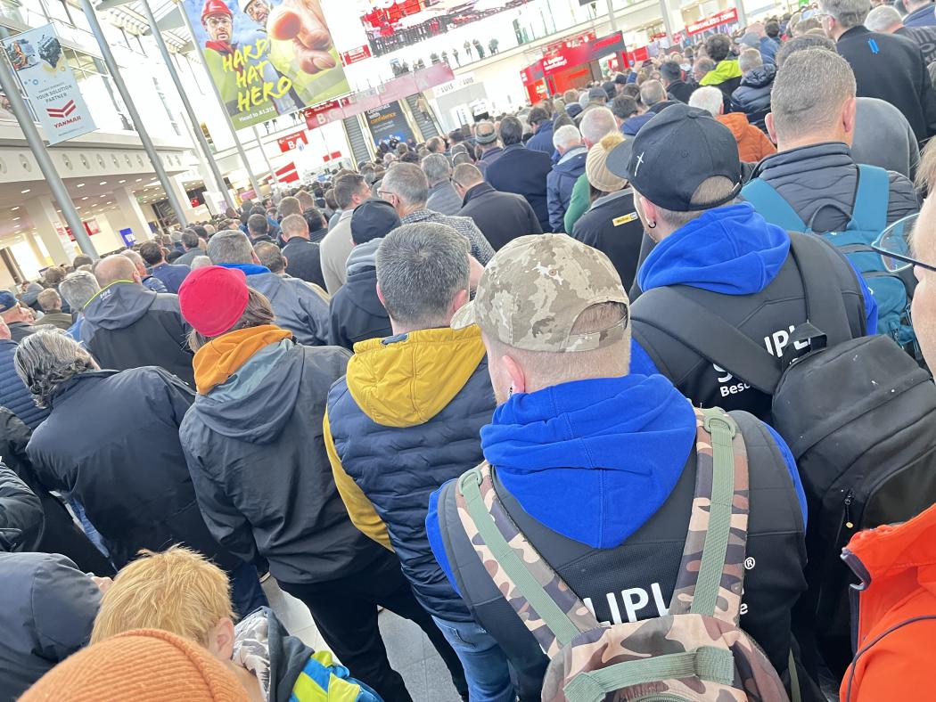 Viele Besucher und großes Gedrängen am Messeeingang - die Messe München zieht nach dem Abschluss der Bauma 2025 ein positives Fazit. (Foto: C. Harttmann) 