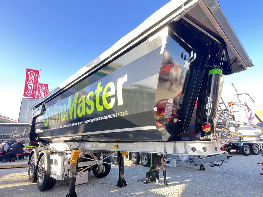 Einer Der Bauma-Stras bei Fliegl: Der Zweiachs-Sattelkippauflieger ZHKS 350 Stone Master mit Stahlmulde bietet eine Nutzlast von 26.772 Kilogramm bei 27 Kubikmeter Volumen. (Foto: C. Harttmann)