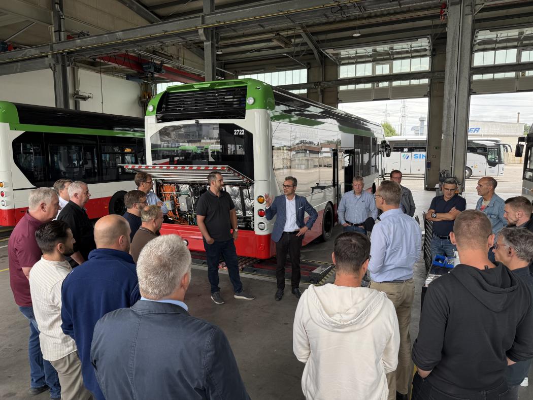 Teilnehmende Fachvertreter informierten sich im Servicezentrum Brühl über aktuelle Fahrzeugtechnologien und Infrastrukturangebote für den emissionsfreien Busbetrieb. | Foto: Wrightbus