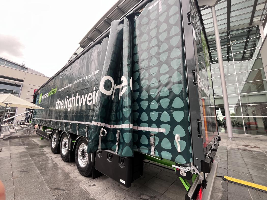 Lightweight construction meets telematics: Schmitz Cargobull showcases the Bergerecotrail with integrated TrailerConnect technology at Transport Logistic 2025. (Photo: C. Harttmann)