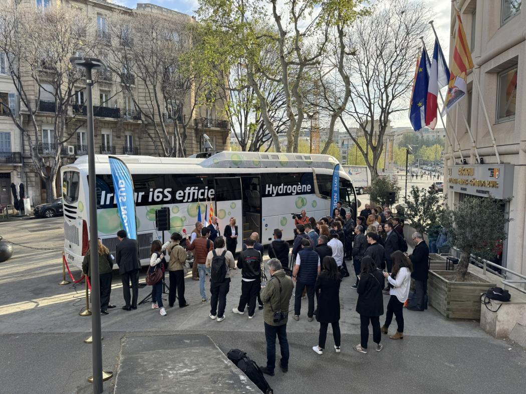 Der wasserstoffbetriebene Reisebus Irizar i6S Efficient Hydrogen hat erfolgreich eine Rundfahrt zwischen Ormaiztegi, dem Hauptsitz des Unternehmens, und der Stadt Briançon in den französischen Alpen absolviert. Die Gesamtstrecke betrug 2.500 km. (Foto: Irizar)