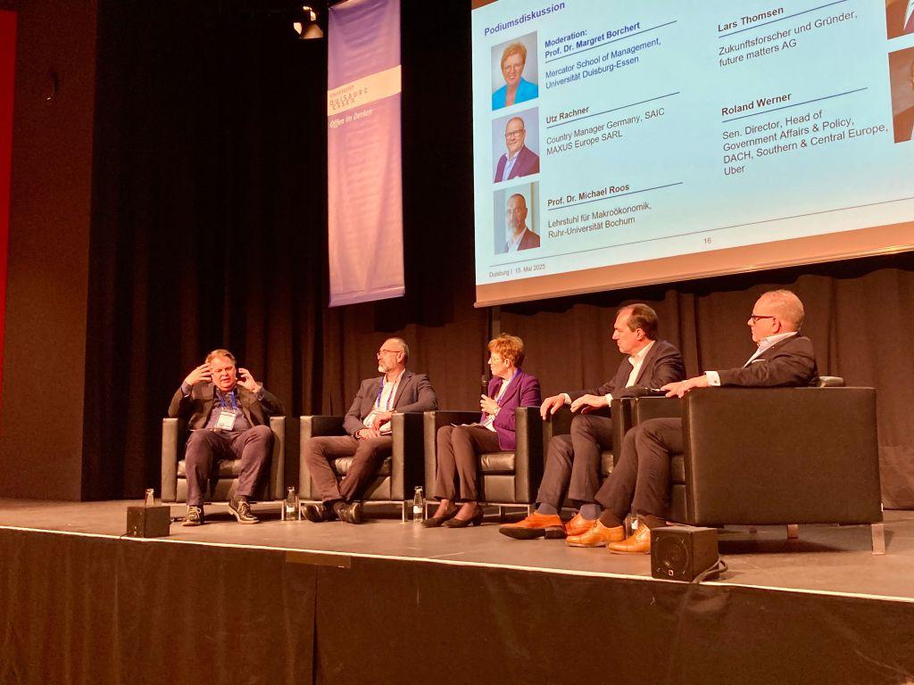 Starke Podiumsdiskussion mit Zukunftsforscher Lars Thomsen, Prof. Dr. Michael Roos von der Uni Bochum, Prof. Dr. Margret Borchert von der Uni Duisburg-Essen, Roland Werner von Uber und Utz Rachner von SAIC Maxus. Die Ansage war klar: Machen! | Foto: G. Soller