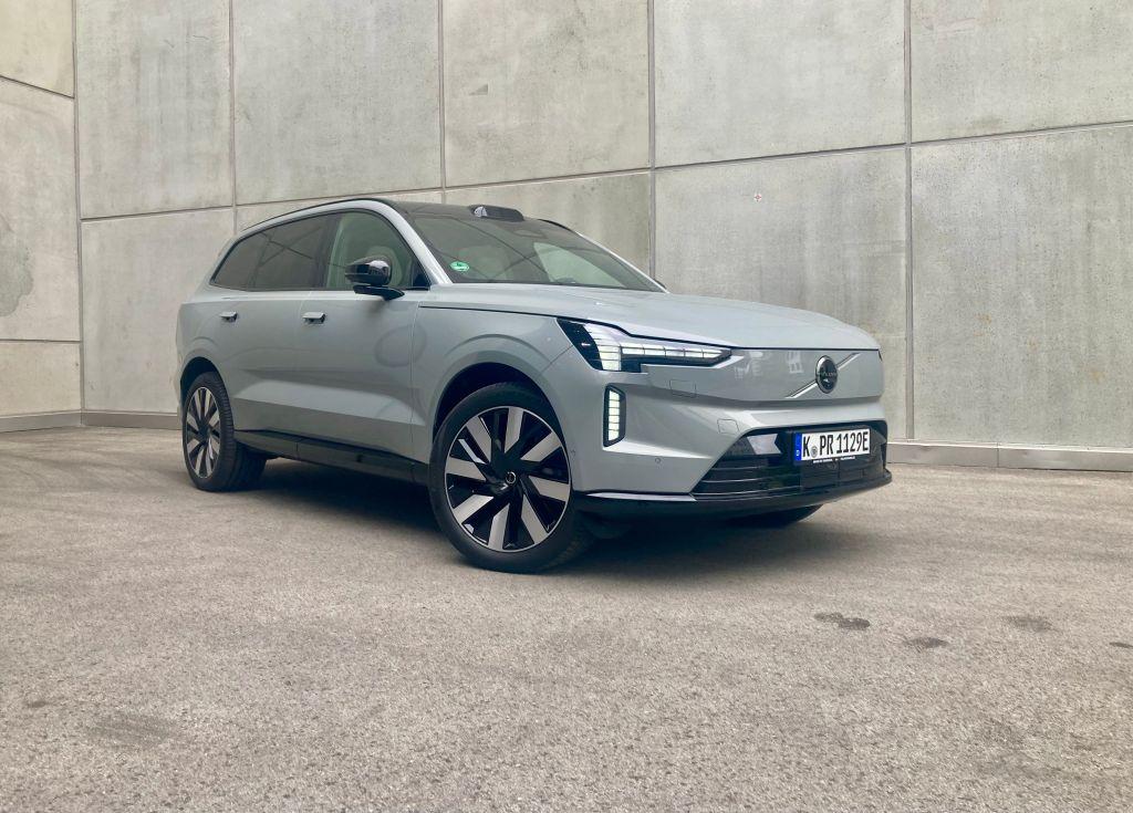 Zeitlos: Der EX90 wirkt dezent moderner als der XC90, dürfte aber wie dieser nur langsam "altern". | Foto: G. Soller