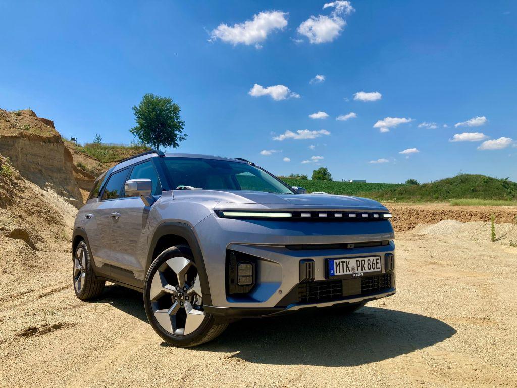 Offroadoptik: Der KGM Torres EVX tritt kernig auf. | Foto: G. Soller