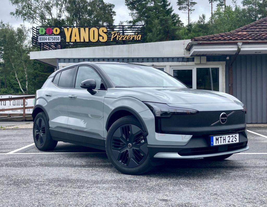 Ein Auto made in China respektive Belgium vor einer griechischen Pizzeria in Schweden - das ist international! Und im Falle der EX-30-Baureihe wäre der EX30 Cross Country die berühmte "Pizza mit Allem". | Foto: G. Soller