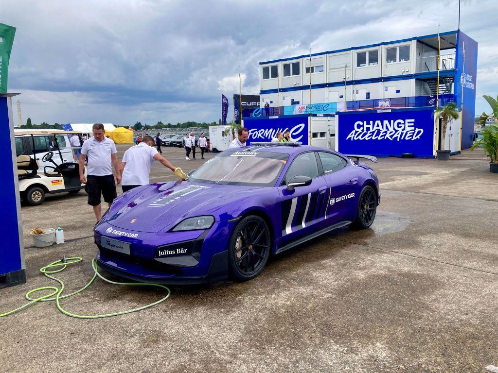 Gut, das Porsche auch die Safety-Cars stellt: Im freien Training räumte Wehrlein seinen Teamkollegen da Costa ab. | Foto: G. Soller