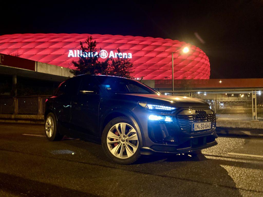 Made in Ingolstadt: Der Audi SQ6 e-tron. Die Zeiten, in denen den Kunden das aber so richtig wichtig war, sind allerdings vorbei. Für die Championsleague muss es allerdings nicht mehr zwingend "made in Germany" sein.  | Foto: G. Soller