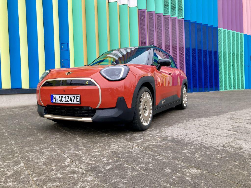 Hier geht's bunt, aber leider nicht allzu weit: Der Aceman überführt das Effizienzproblem des Mini Cooper eine Klasse darüber. | Foto: G. Soller