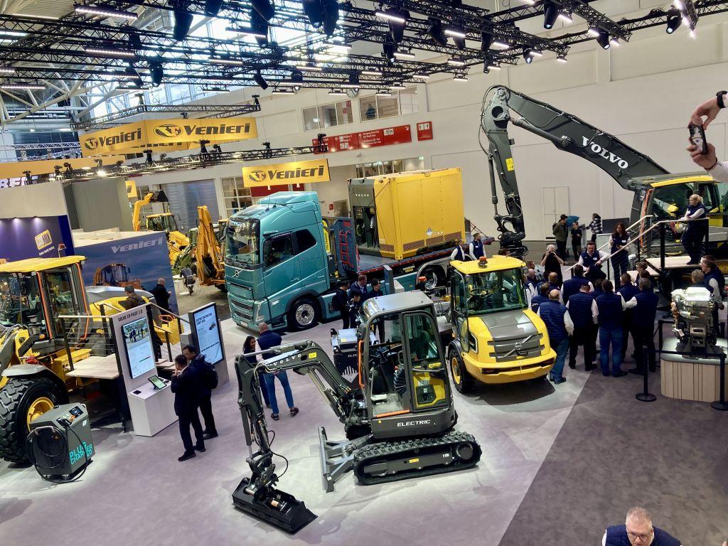 Extrem Konsequent: Nach Baumaschinen und Lkw verstromte Volvo auch die knickgelenkten Dumper. Der ganze Stand beinhaltete NUR E-Mobilität. | Foto: G. Soller