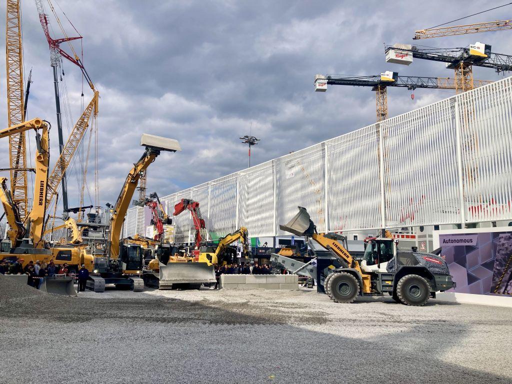 Auf dem Liebherr-Stand wurde autonom gearbeitet. | Foto: G. Soller