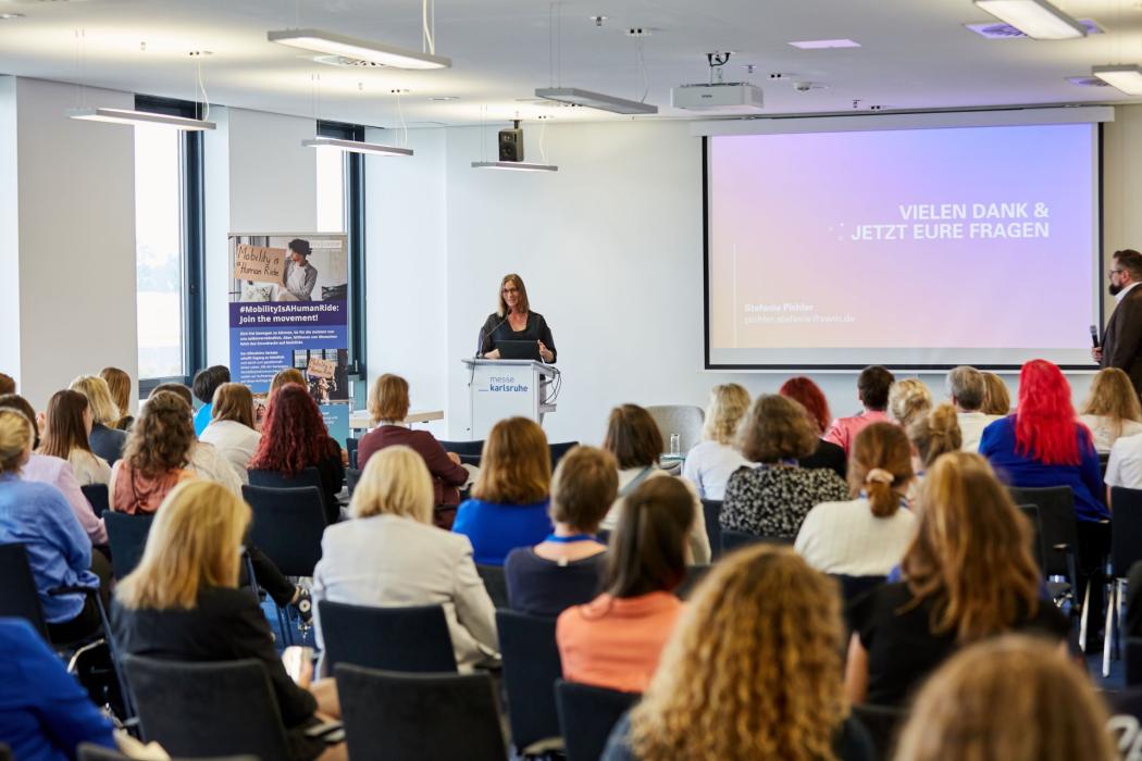 Bei der IT-Trans 2026 verschmelzen Kongress und Messe räumlich miteinander – mit integrierten Kongressräumen in beiden Ausstellungshallen wird Wissenstransfer und Austausch ohne Übergänge möglich. (Foto: Messe Karlsruhe/Jannik Hammes)