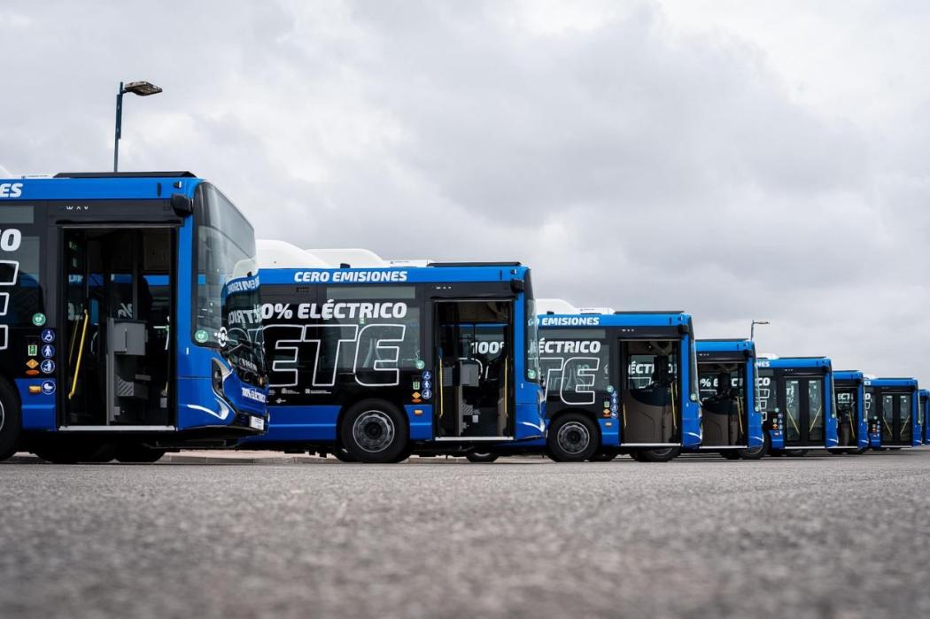 Blick auf die neuen vollelektrischen E-WAY-Midibusse (9,5 m), die Iveco Bus an EMT Malaga übergeben hat und die künftig das emissionsfreie Liniennetz der Stadt verstärken sollen. | Foto: Iveco Bus