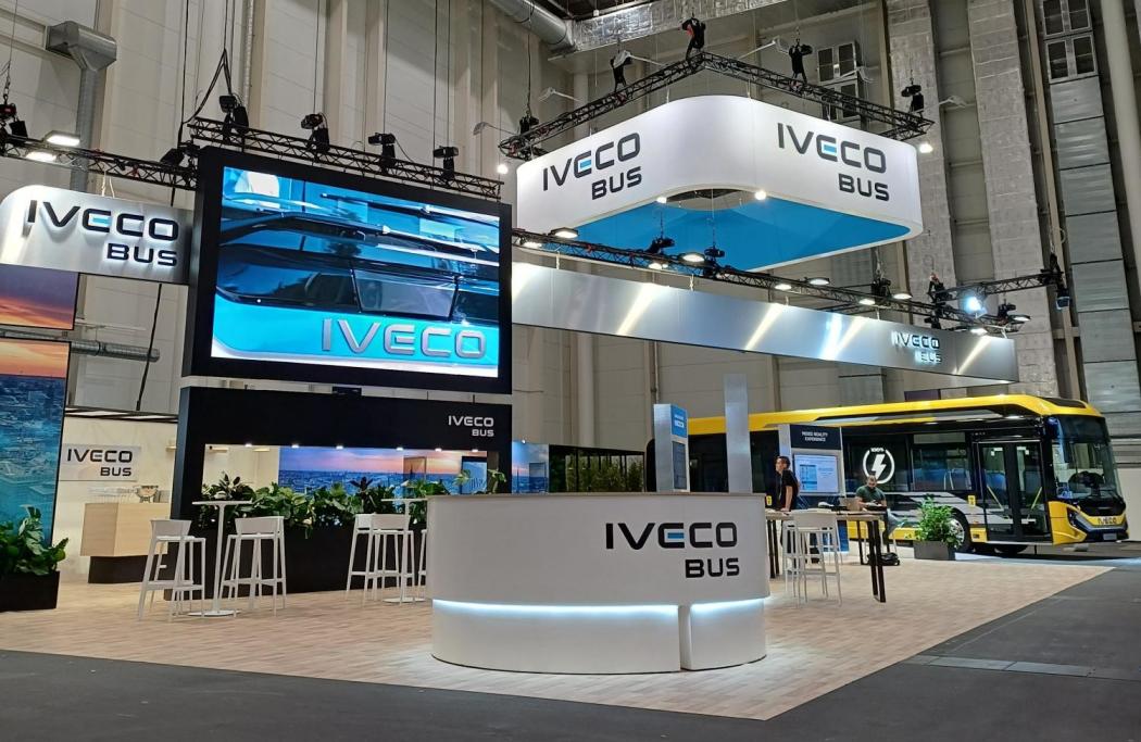 IVECO BUS zeigte auf dem UITP Summit 2025 in Hamburg seine E-Bus-Flotte und digitale Services für den emissionsfreien Nahverkehr. | Foto: Iveco Bus