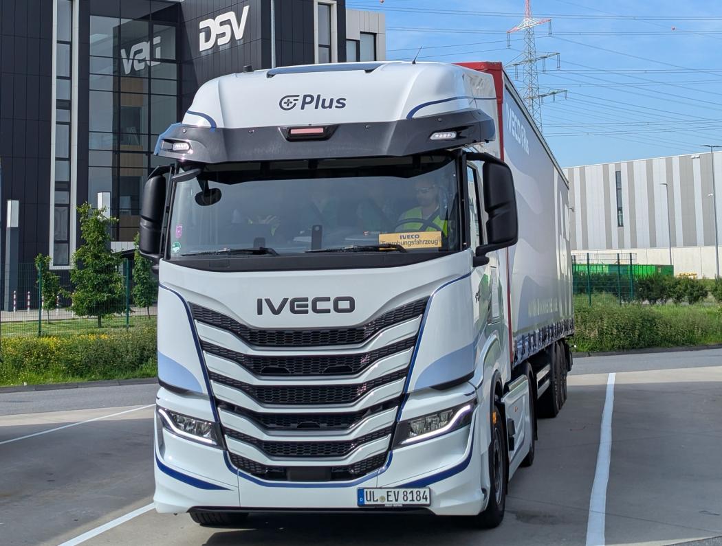 Erster Test auf öffentlichen Straßen in Deutschland: Iveco, Plus, DSV und dm haben ein Entwicklungsprojekt mit einer Iveco-Sattelzugmaschine mit der teilautonomen Fahrerassistenzlösung von Plus in Krefeld, Deutschland, beendet. | Bild: Iveco