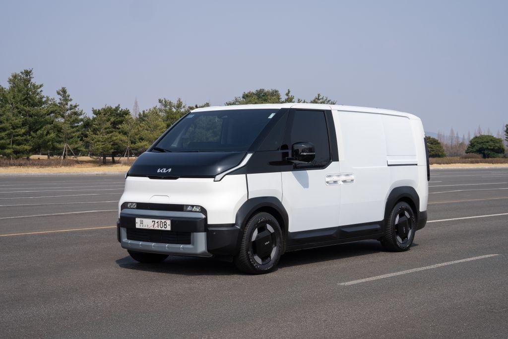 Konsequent elektrisch: Die Technik bestimmt die Optik und der Kia bietet dank kompaktem E-Antrieb und ultrakurzer Front viel Platz auf wenig Raum. | Foto: Kia