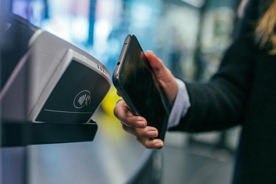 Einsteigen per Smartphone: Kontaktloses Bezahlen ermöglicht den schnellen Zugang zum ÖPNV – ohne Ticketkauf am Automaten oder Vorwissen zum Tarif. | Foto: Jonas Leupe via Unsplash