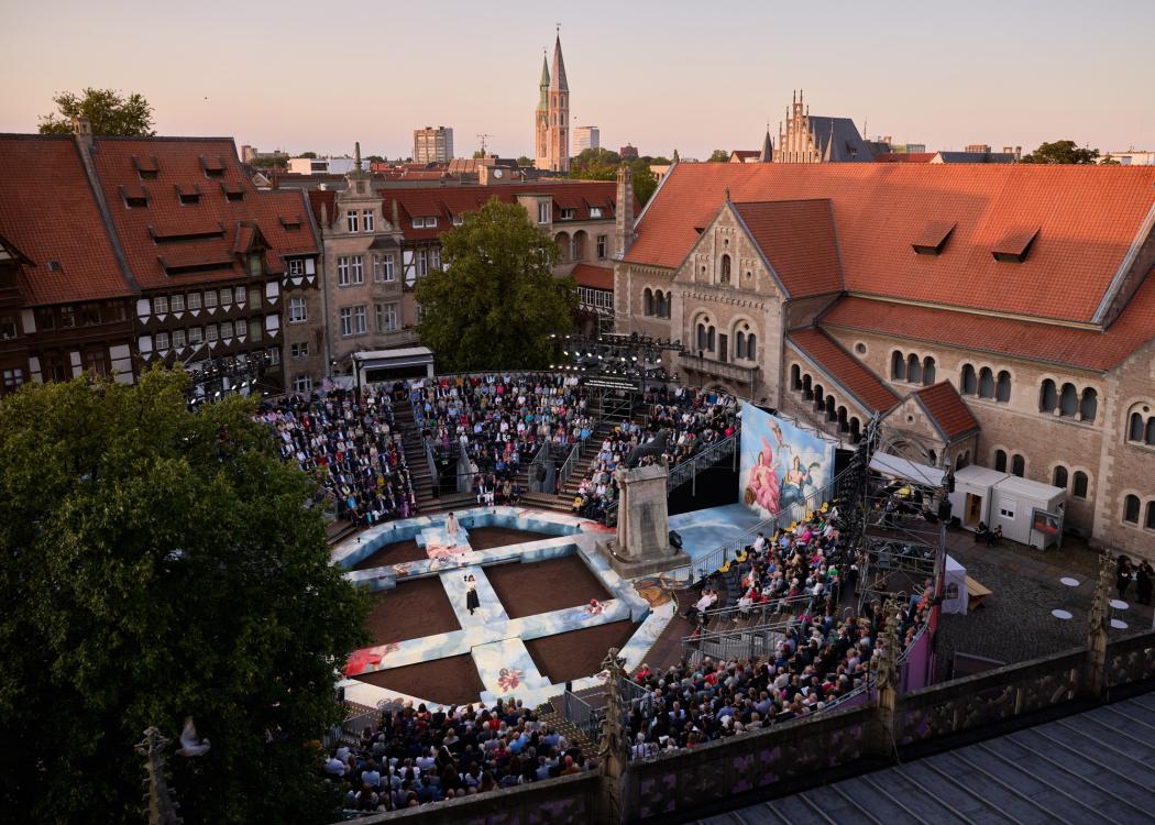 Beim Burgplatz Open Air im August und September erklingen dramatische Opernarien in der Freiluft-Arena auf dem historischen Burgplatz. | Foto: Joseph Ruben Heiks