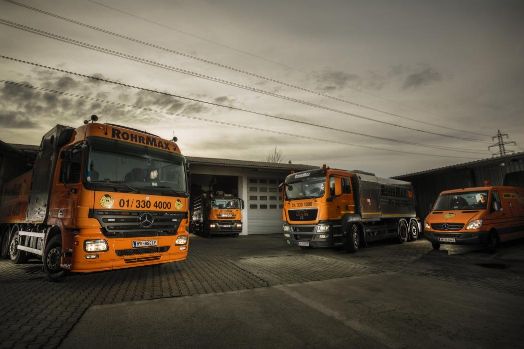 Fahrzeuge von RohrMax vor der Abfahrt zu Aufträgen – vom Transporter bis zum Spezial-Lkw für Kanalarbeiten. (Foro: Webfleet)