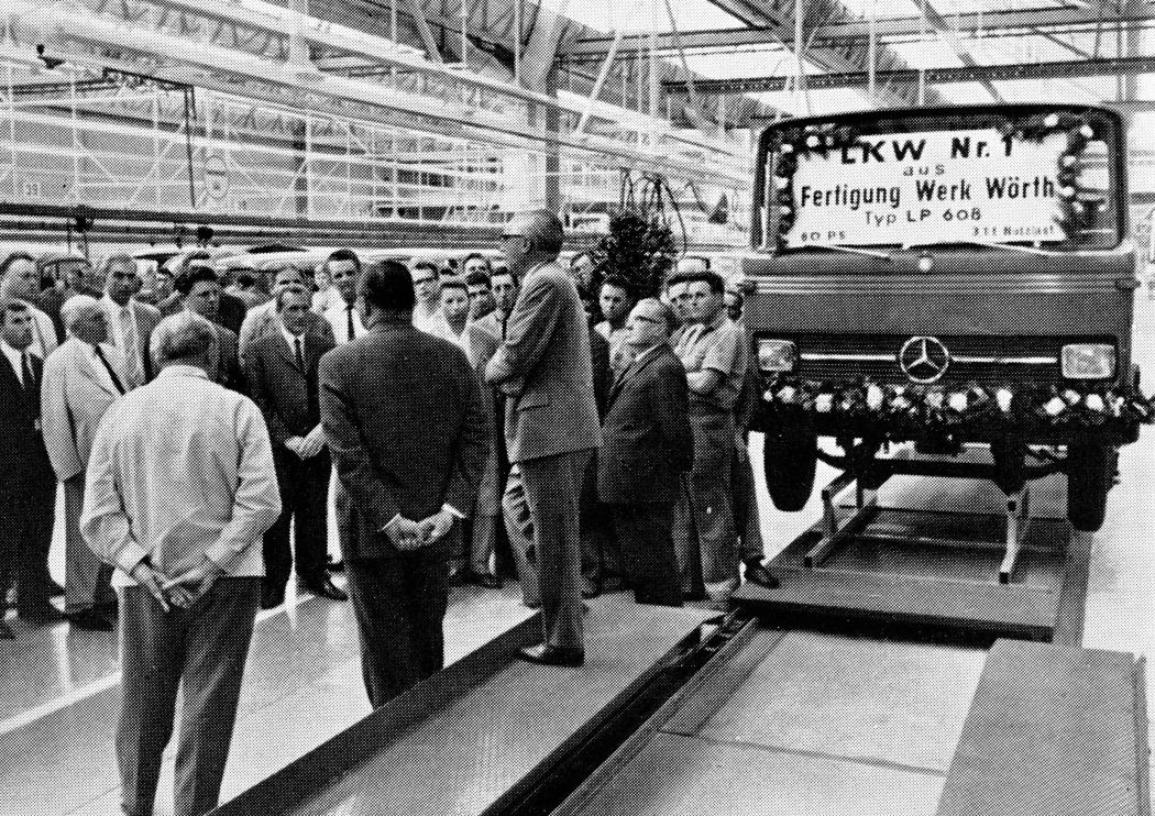 Bandablauf des 1. Mercedes-Benz LP 608 im Werk Wörth im Juli 1965. (Foto: Mercedes-Benz AG)