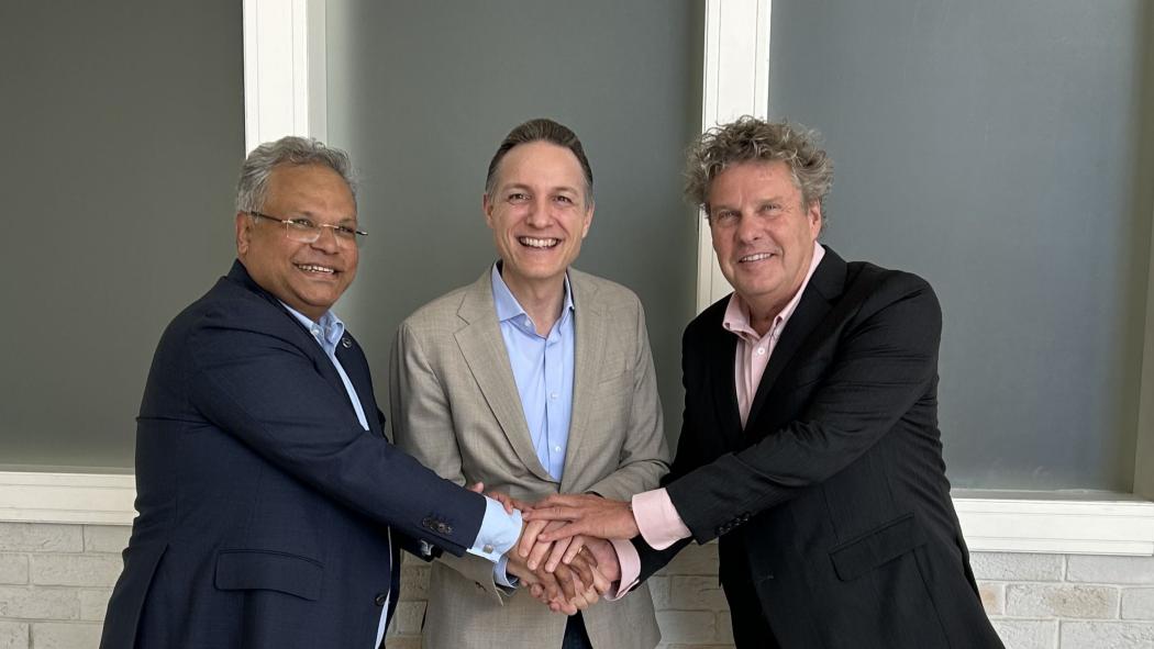Swiss WorldCargo stärkt das gemeinsame Kooperationsabkommen zwischen Lufthansa Cargo und United Cargo. Im Bild (v.l.): Ashwin Bhat (Vorstandsvorsitzender von Lufthansa Cargo), Alain Chisari (Vorsitzender Swiss WorldCargo) und Jan Krems (Vorsitzender United Cargo). Foto: Lufthansa Cargo