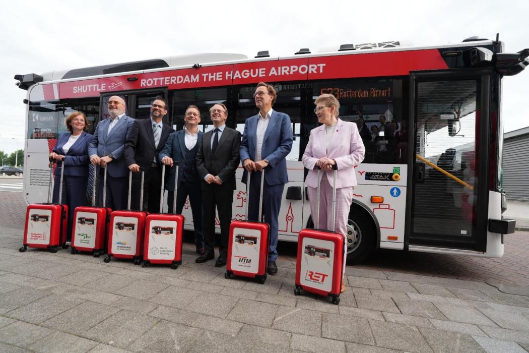 Projektbeteiligte präsentieren den neuen autonomen Shuttlebus am Flughafen Rotterdam Den Haag vor dem offiziellen Betriebsstart der Verbindung zur Metrostation Meijersplein | Foto: Karsan