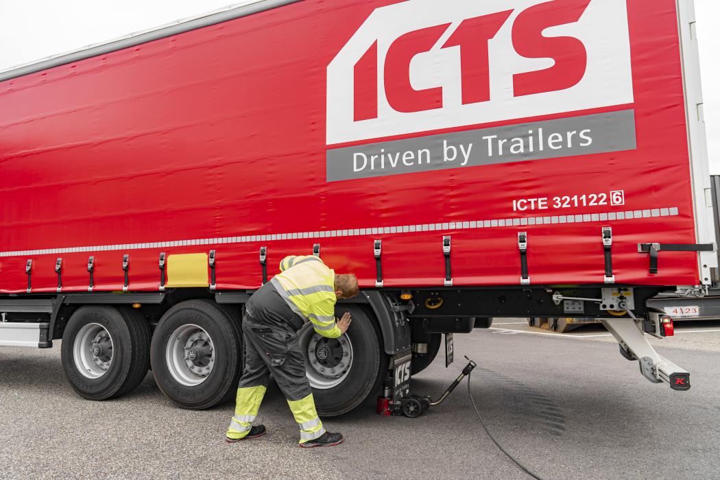 Servicetechniker sorgen durch regelmäßige Wartung und technische Prüfungen für den sicheren Betrieb von Nutzfahrzeug-Trailern. | Foto: Kässbohrer